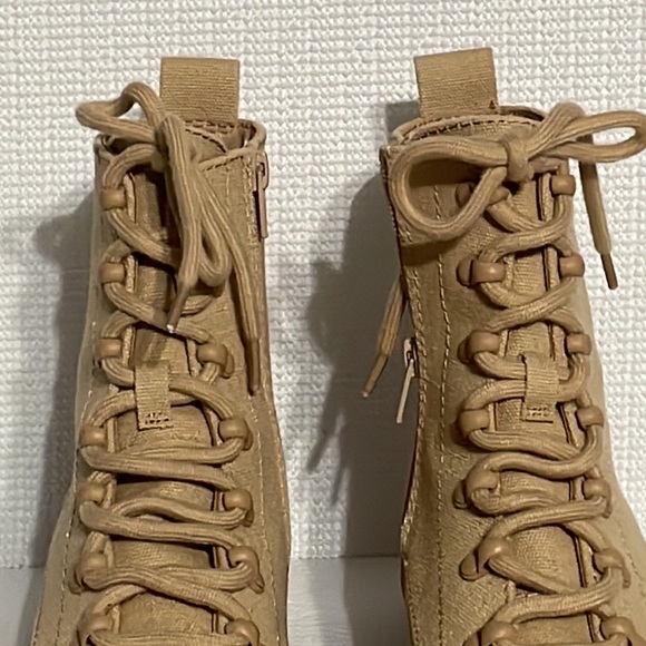 Universal thread, laced up, canvas booties, Size 8 - Picture 2 of 12